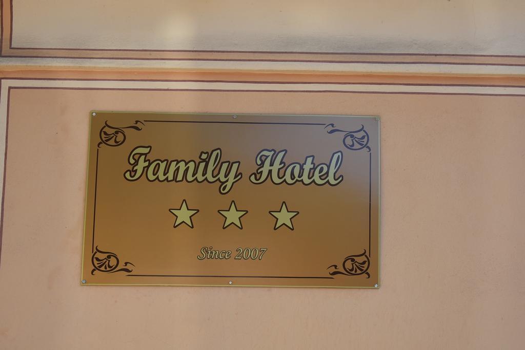 Family Hotel At Renaissance Square 플로브디프 외부 사진