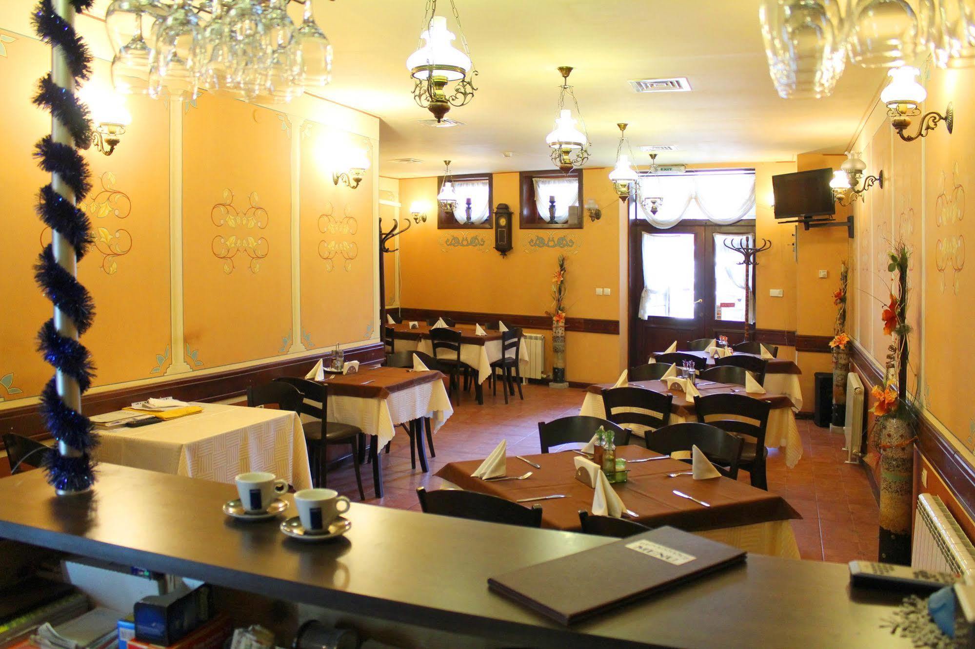 Family Hotel At Renaissance Square 플로브디프 외부 사진